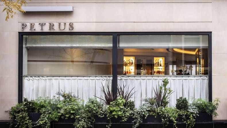 an example of a sophisticated restaurant sign