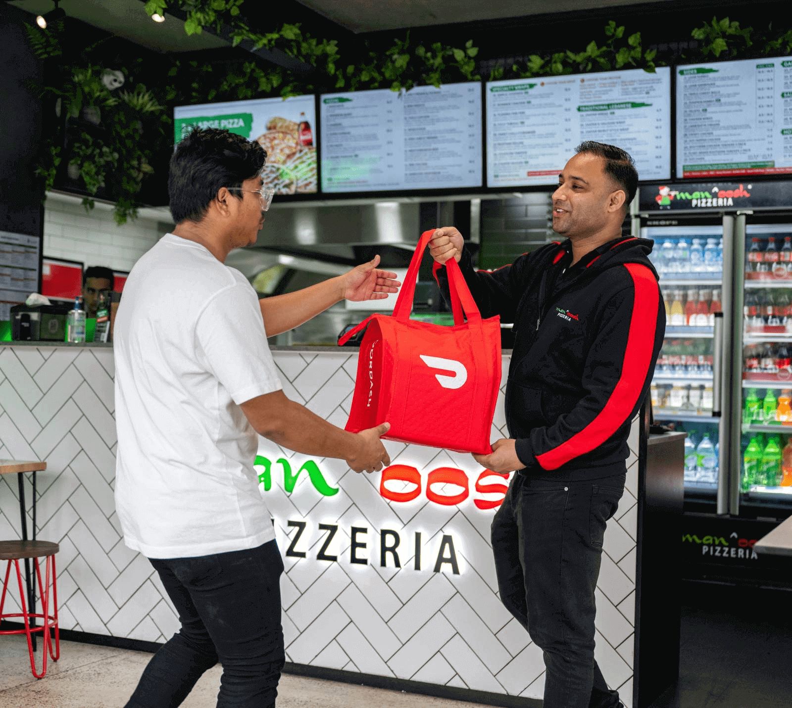 Entrega de alimentos de la pizzería Manoosh