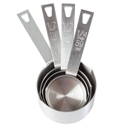 Balanza de cocina, cucharas medidoras, tazas, jarras y otros instrumentos de medición para controlar los tamaños de las porciones en el restaurante